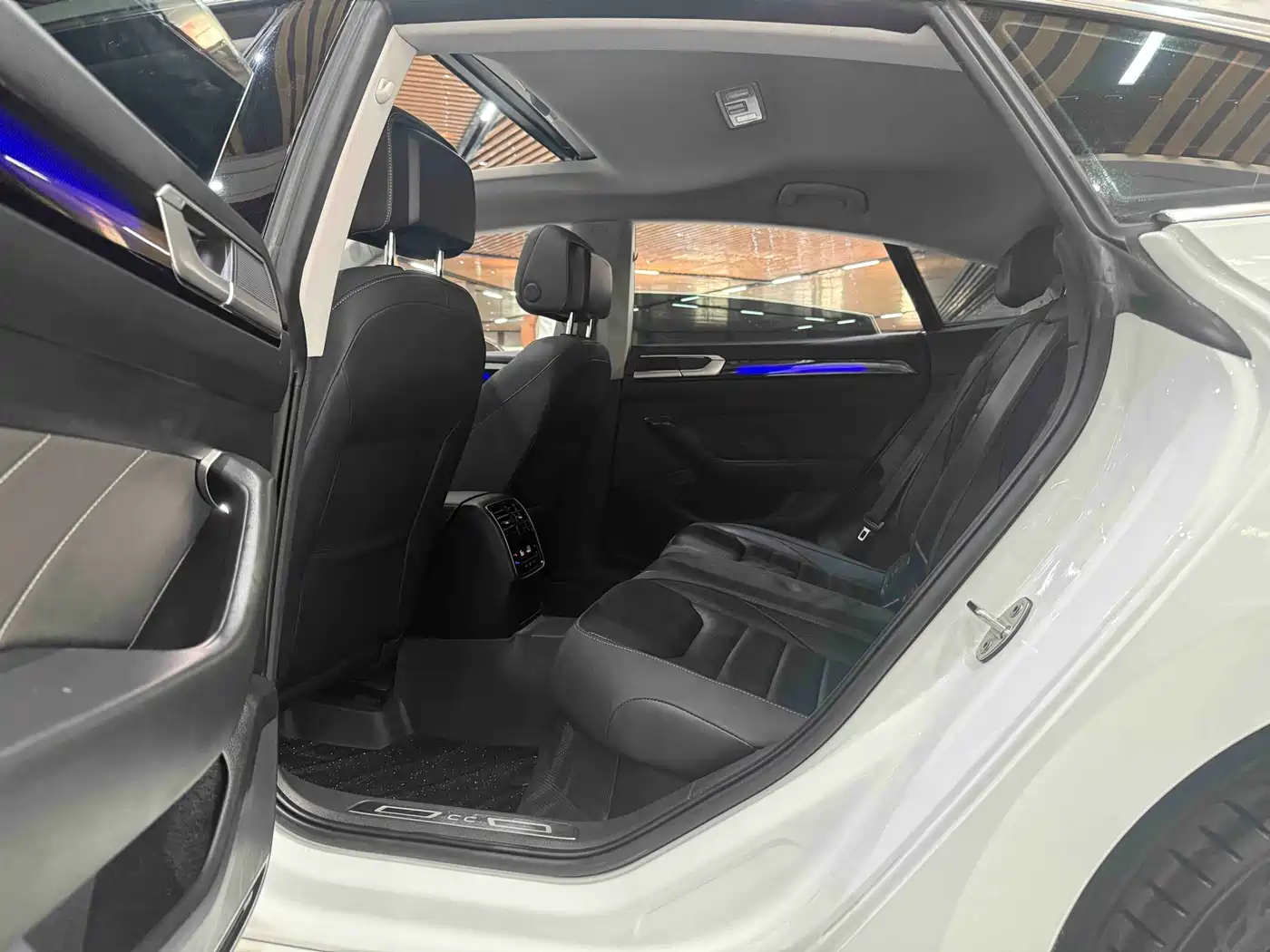 Volkswagen FAW-Volkswagen CC 2023 380TSI Eye-catching Edition фото 13