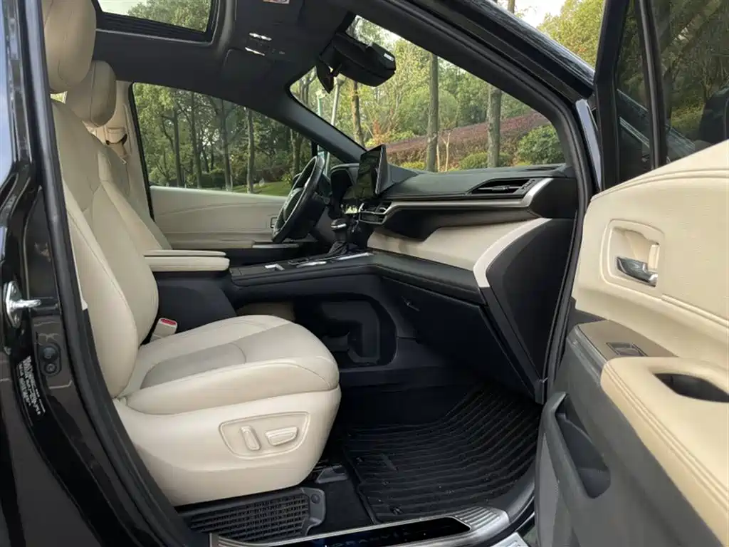 Toyota Granvia 2022 2.5L Hybrid Noble Edition фото 24