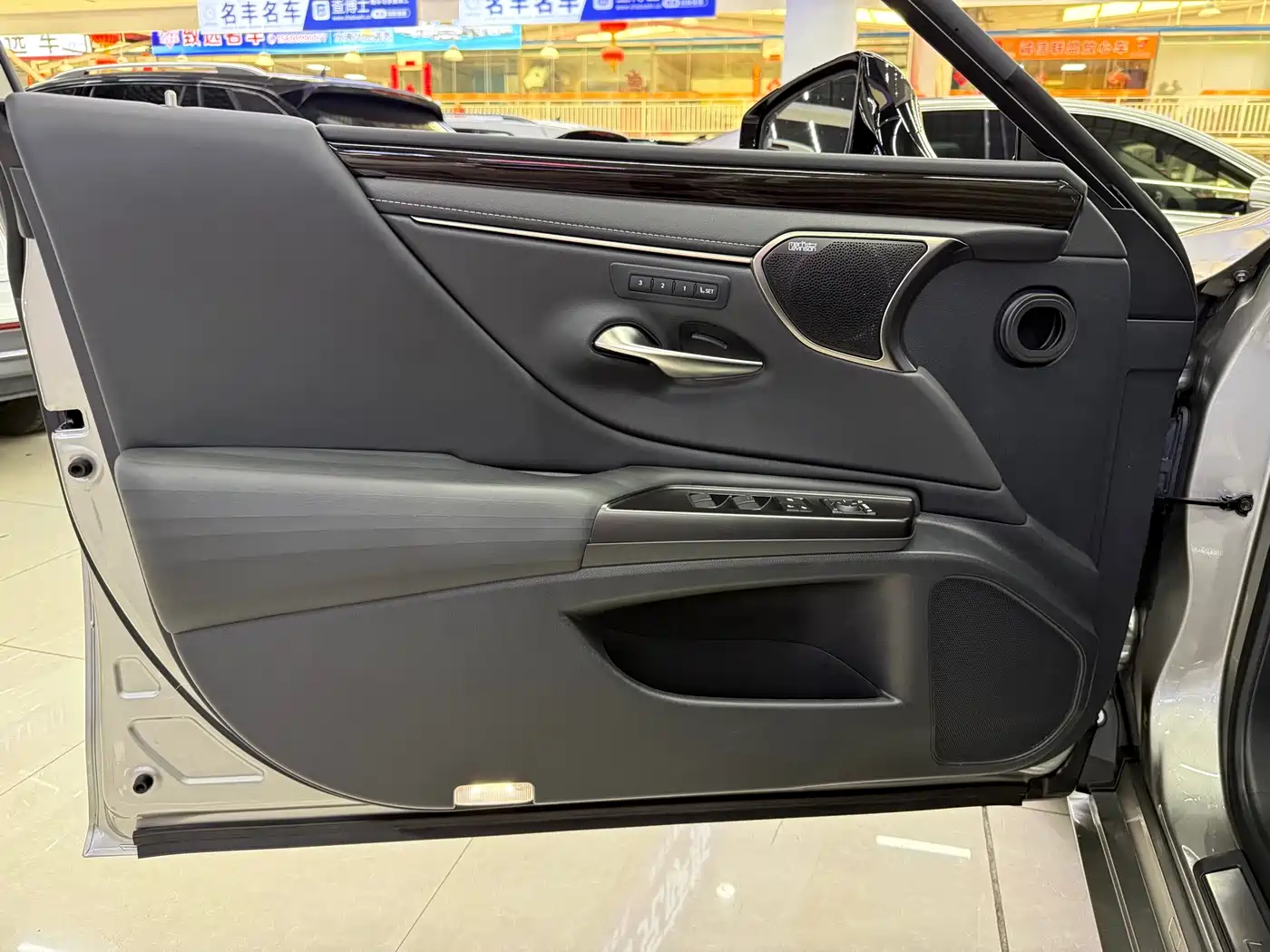 Lexus ES 2018 300h Executive Edition China V фото 12