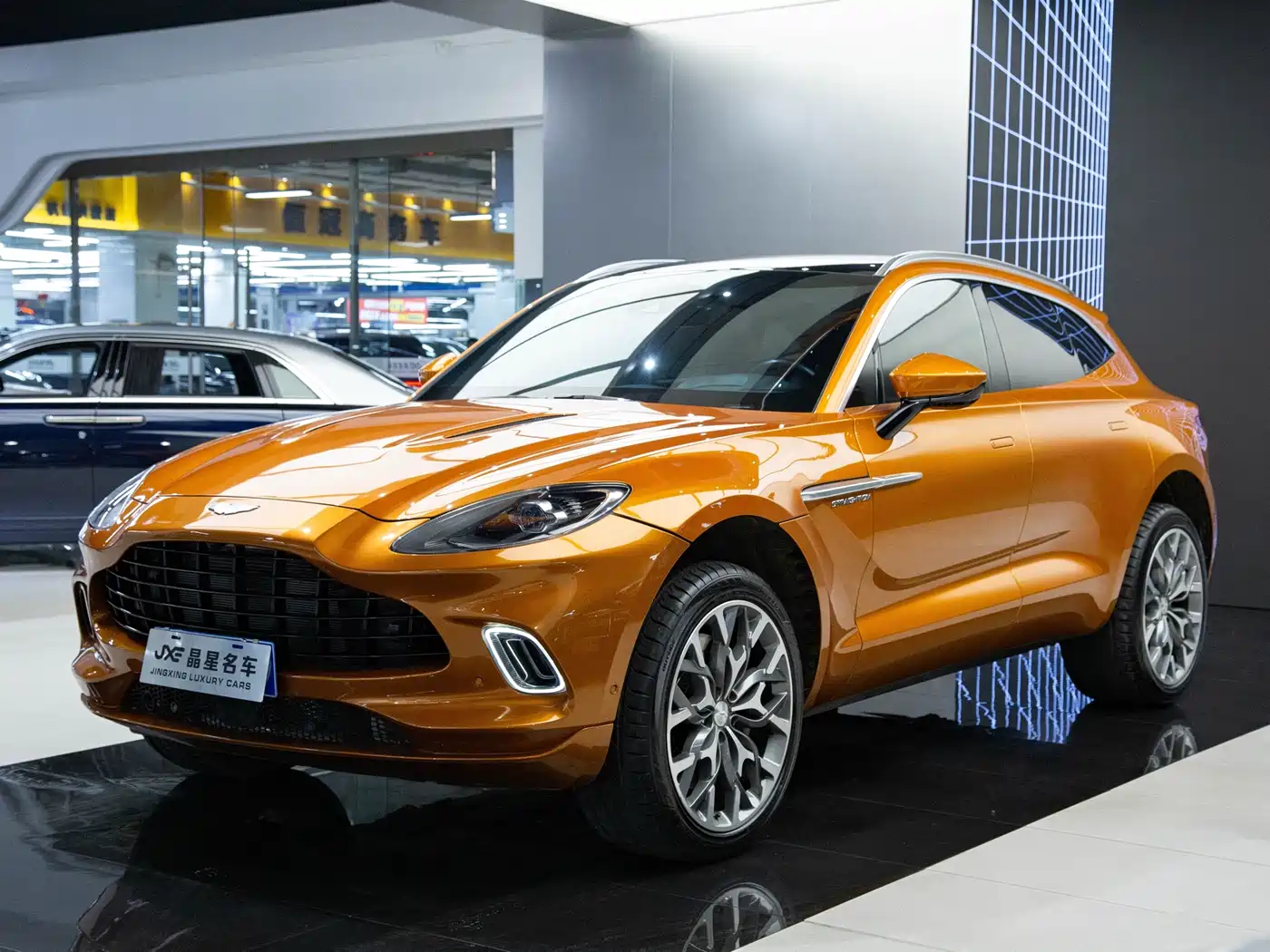 ASTON MARTIN DBX