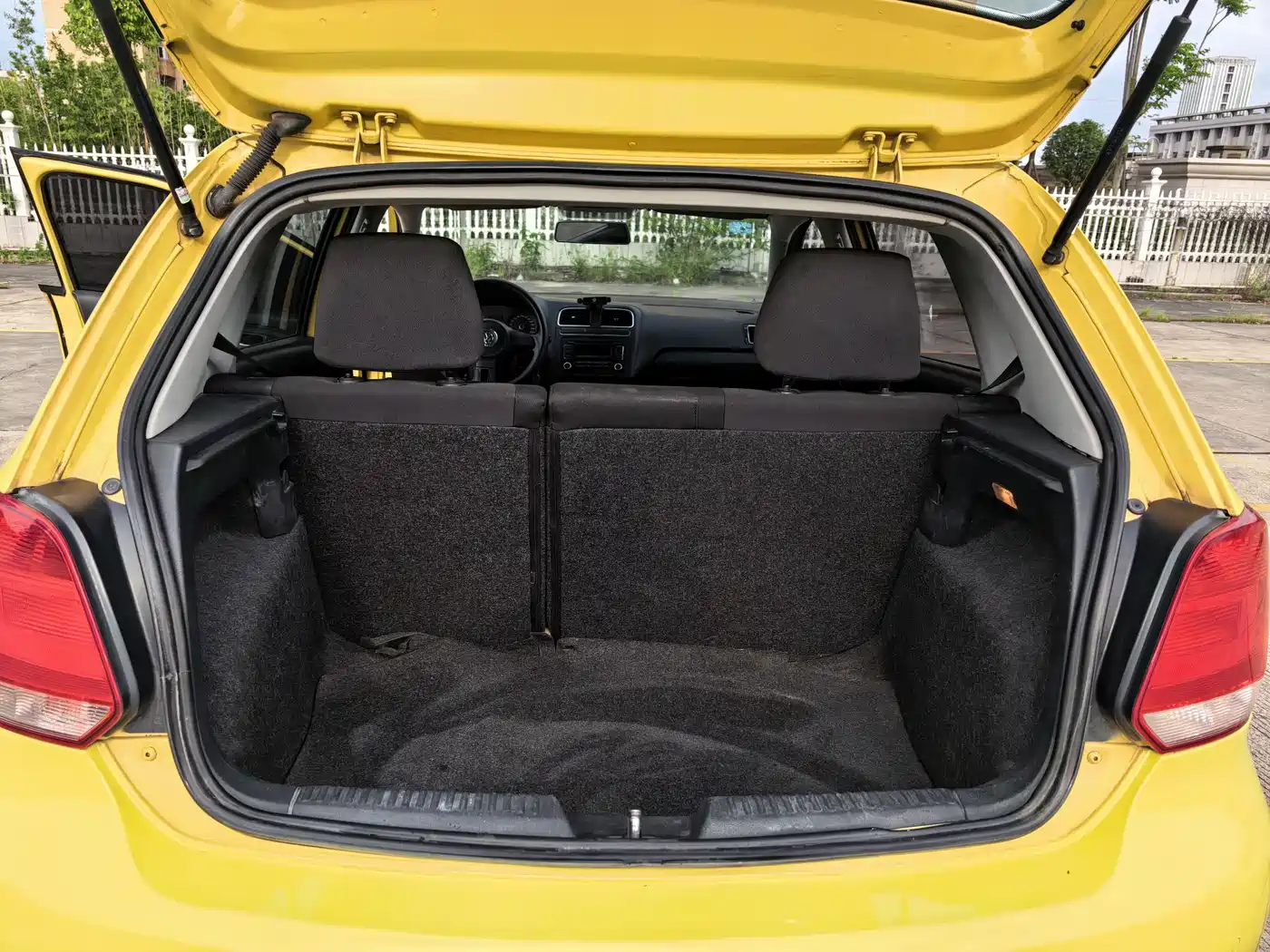 Volkswagen Polo 2011 1.4L Automatic Style Edition фото 12