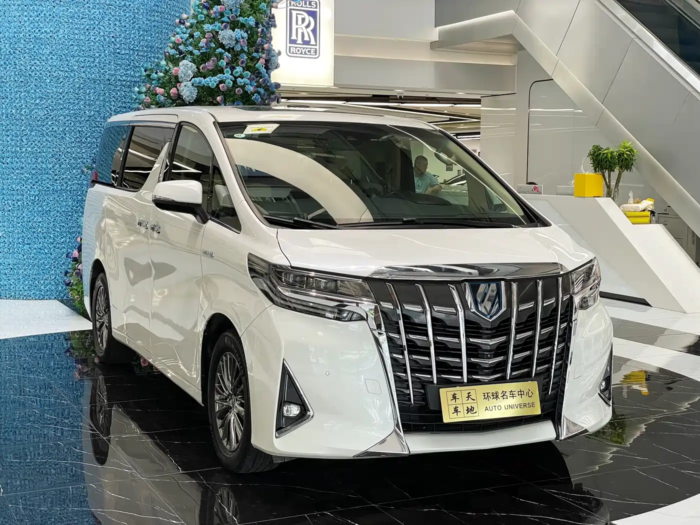 Toyota Alphard 2019 Hybrid 2.5L Luxury фото 3