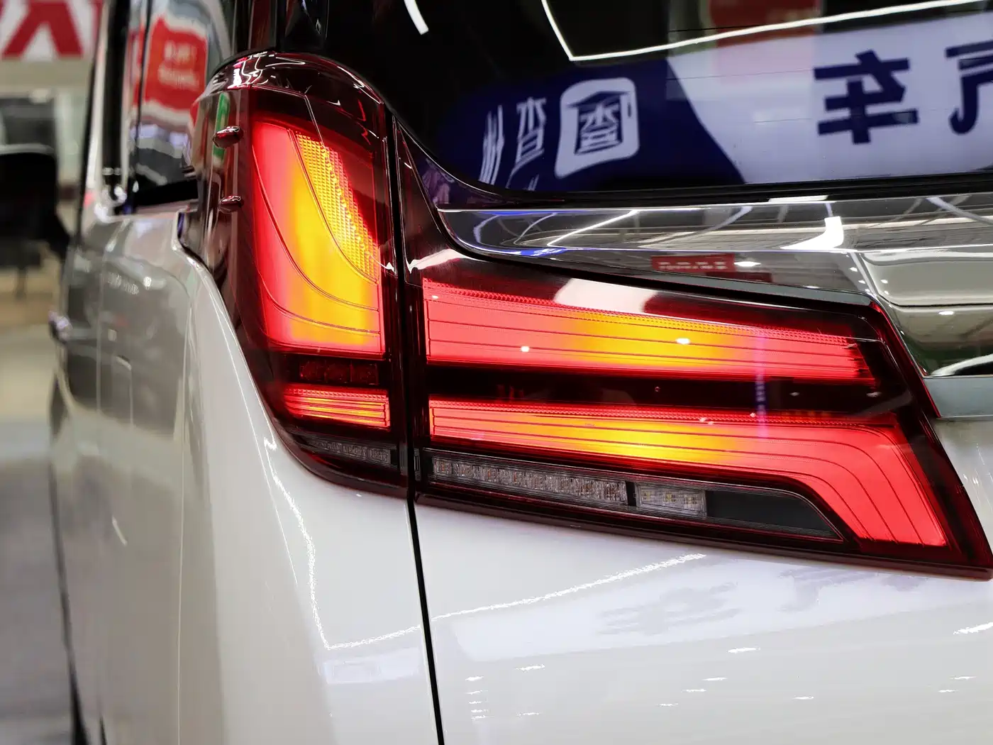 Toyota Alphard 2019 Hybrid 2.5L Luxury фото 39