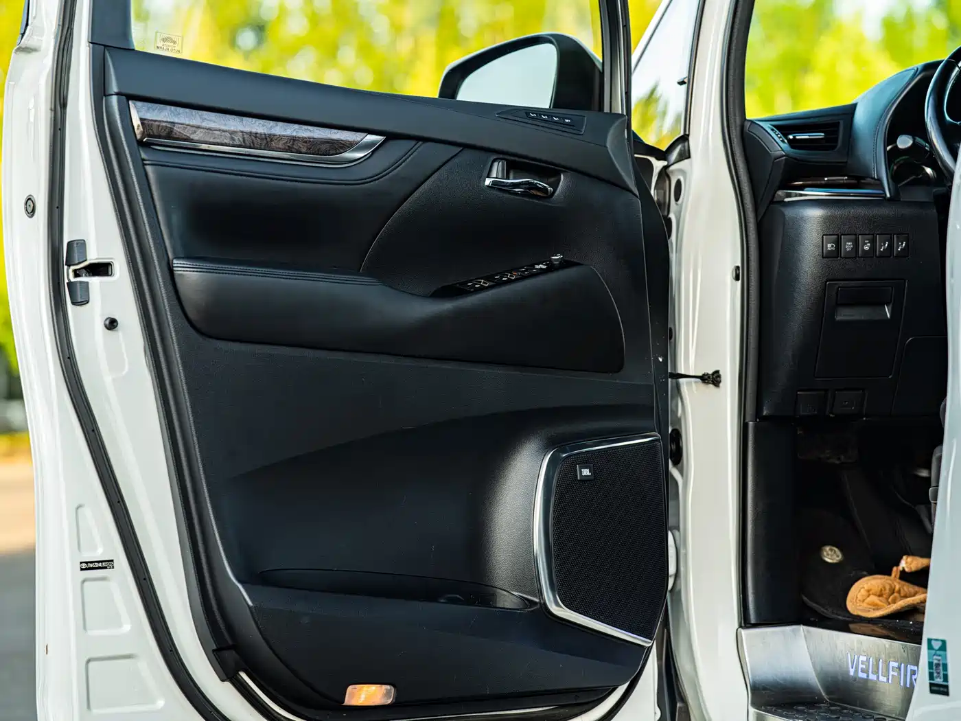 Toyota Vellfire 2020 Twin Engine 2.5L HV Premium Edition фото 11