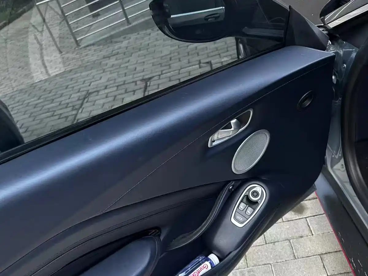 ASTON MARTIN V8 VANTAGE