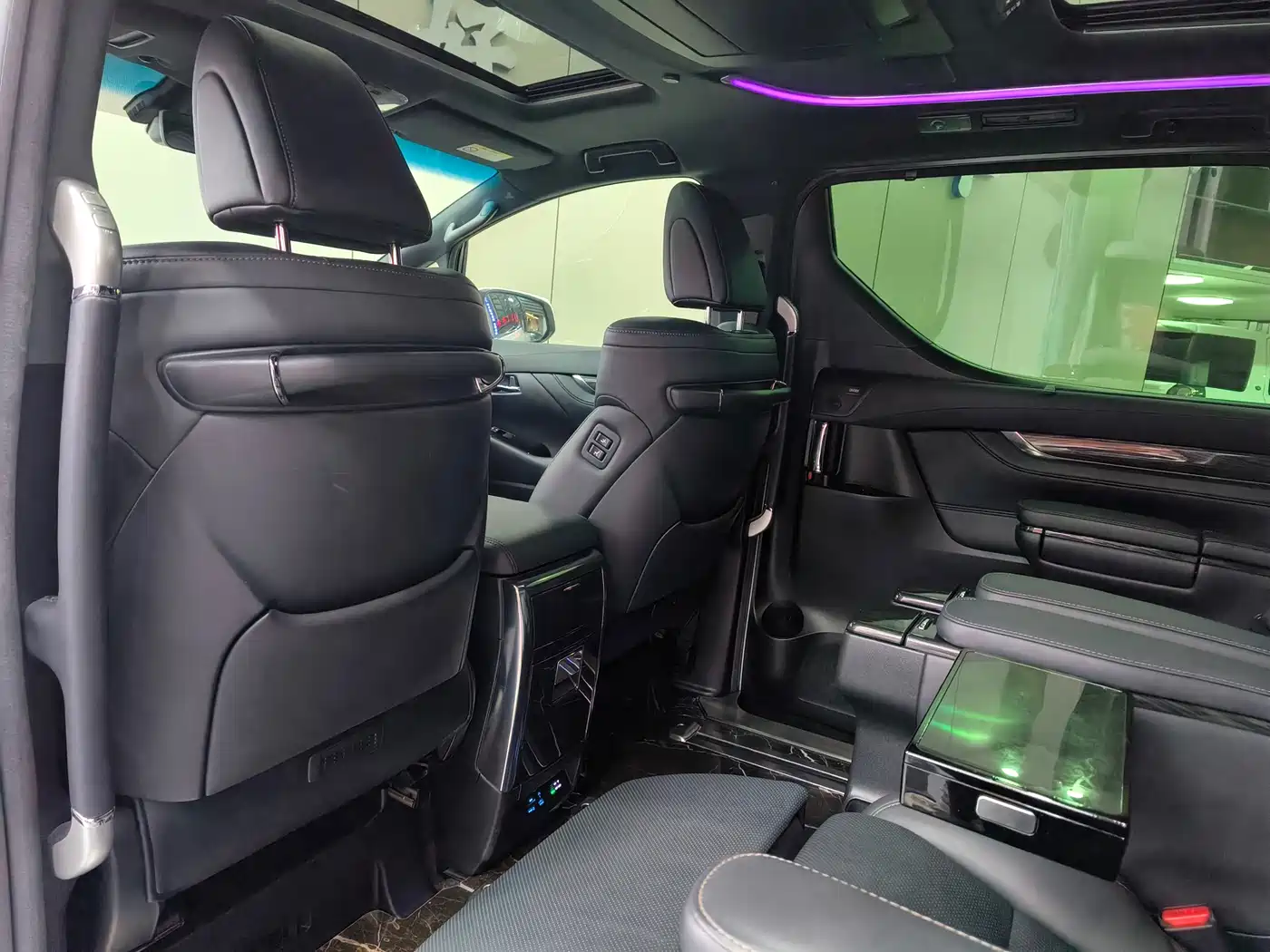 Lexus LM 2020 300h Seven-Seater Elegance Edition фото 16