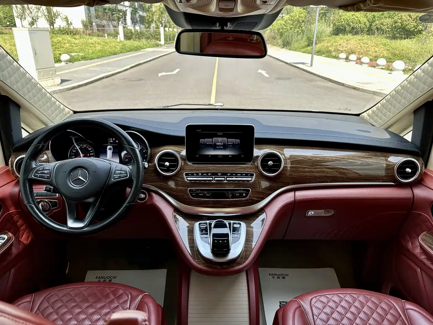 Mercedes-Benz V-Class 2017 Model V 260 L Premium Extended Edition фото 7