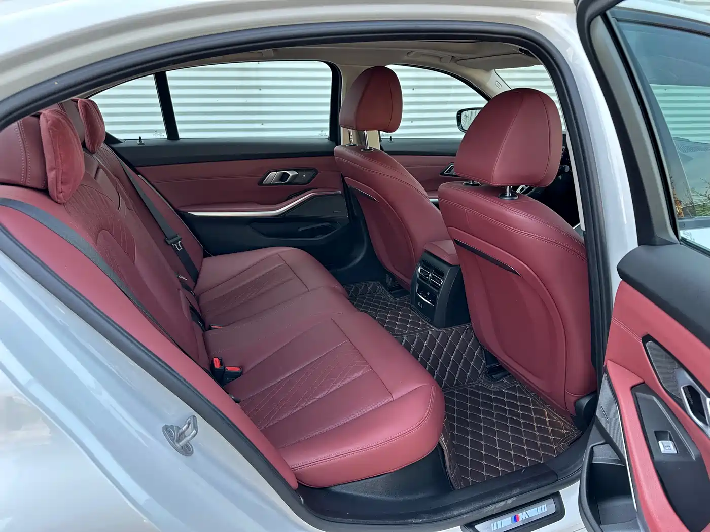 BMW 3 Series 2025 330Li M Sport Night Edition фото 8