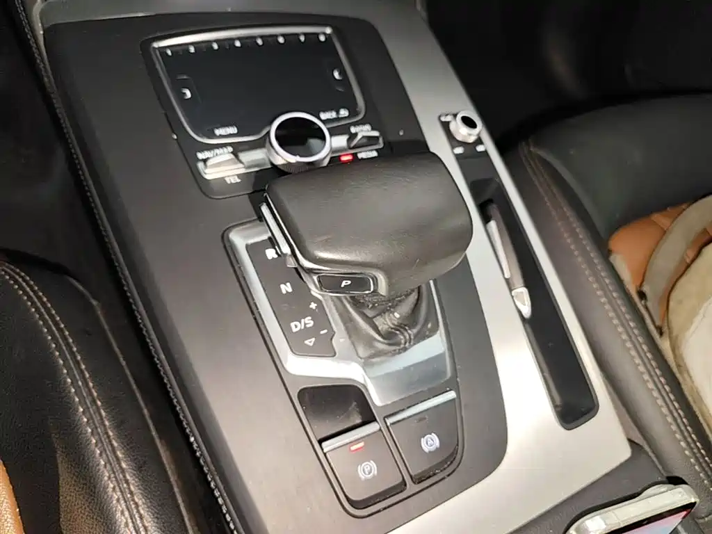 Audi Q5L 2020 Facelift 40 TFSI Honor Fashion фото 14