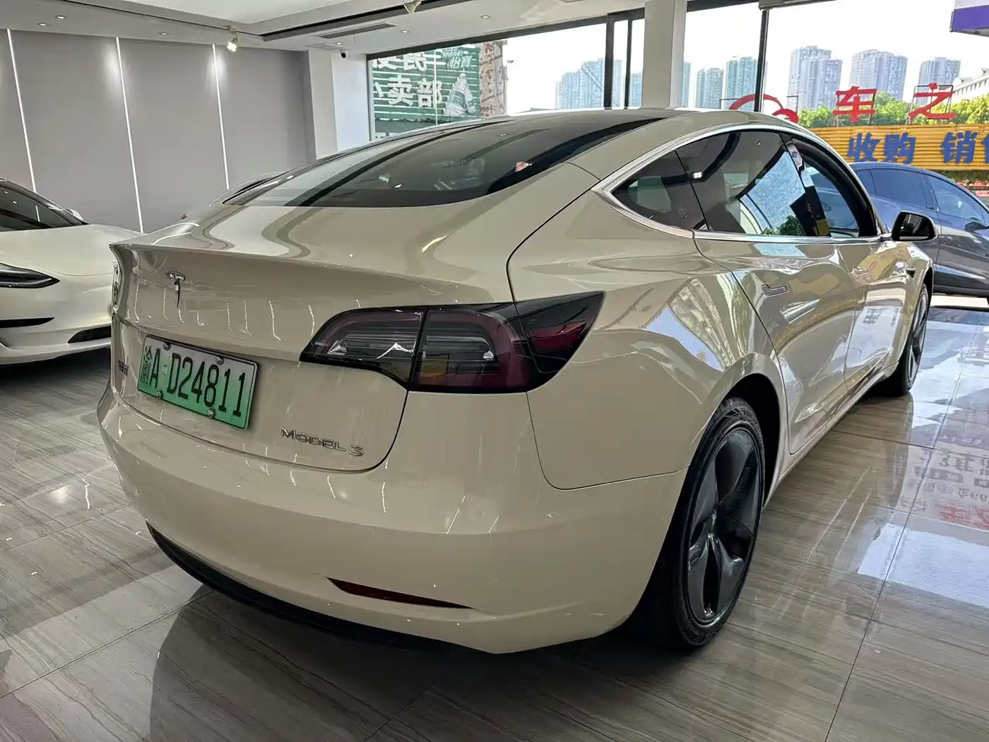 TESLA MODEL 3