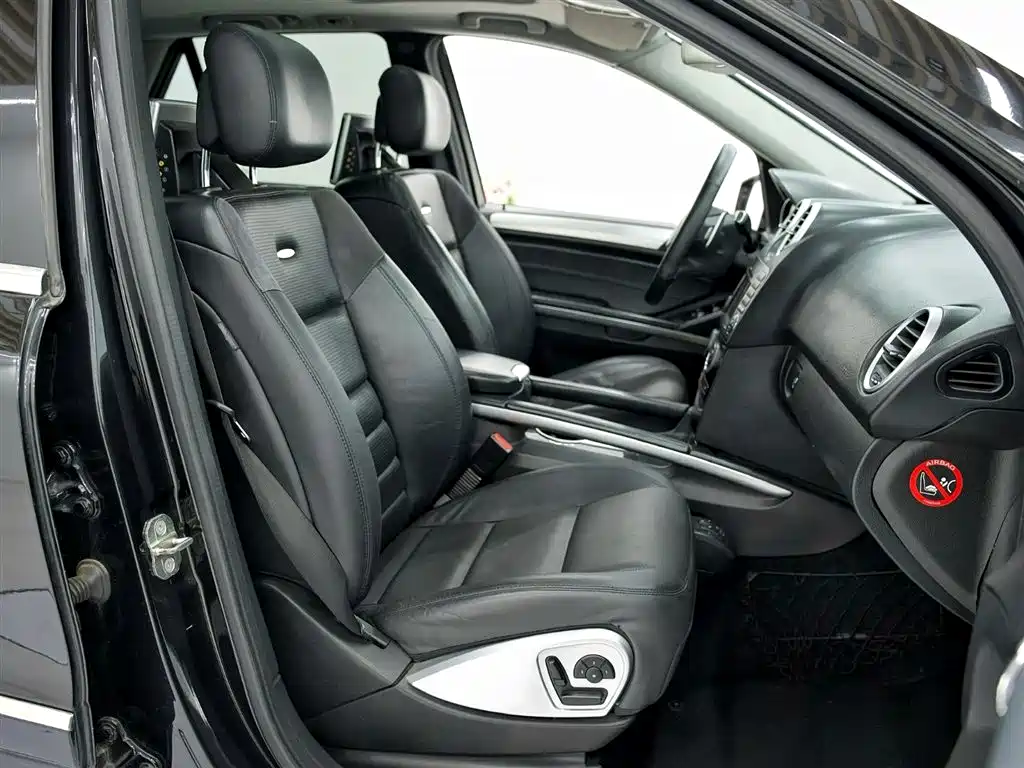 Mercedes-Benz M-Class AMG 2011 AMG ML 63 фото 8