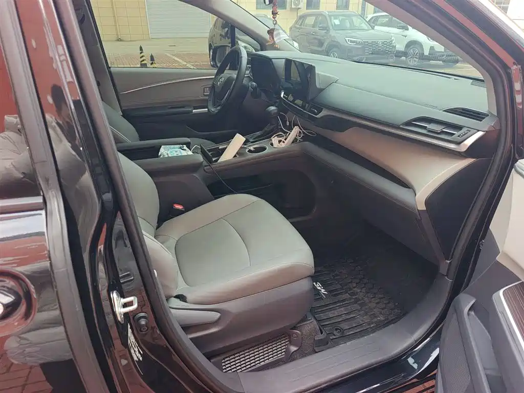 Toyota Granvia 2024 2.5L Hybrid Comfort фото 19