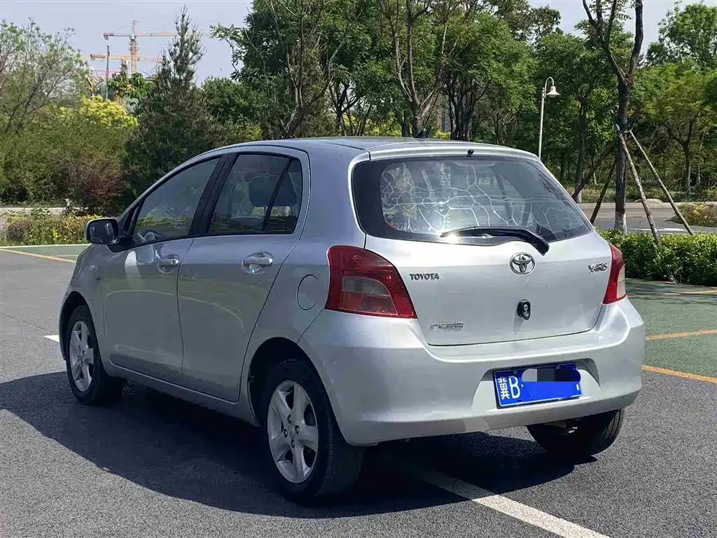 Toyota Yaris 2011 1.6GS Auto Sharp Edition фото 9