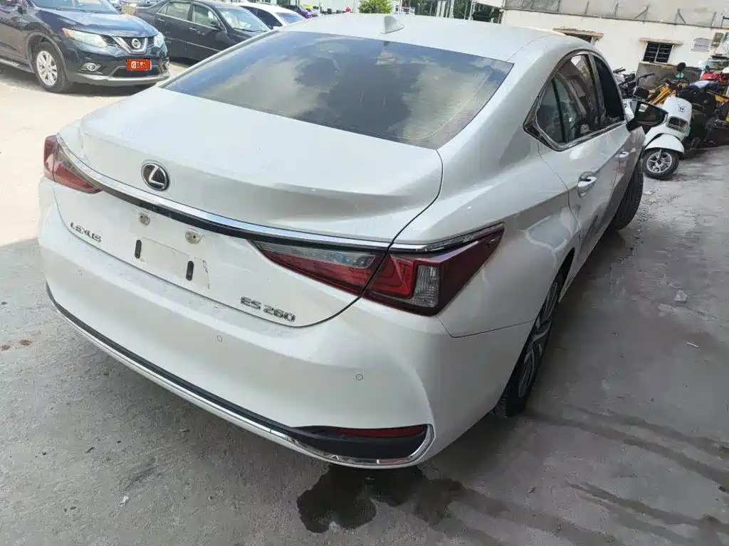 Фото 4 - Lexus ES