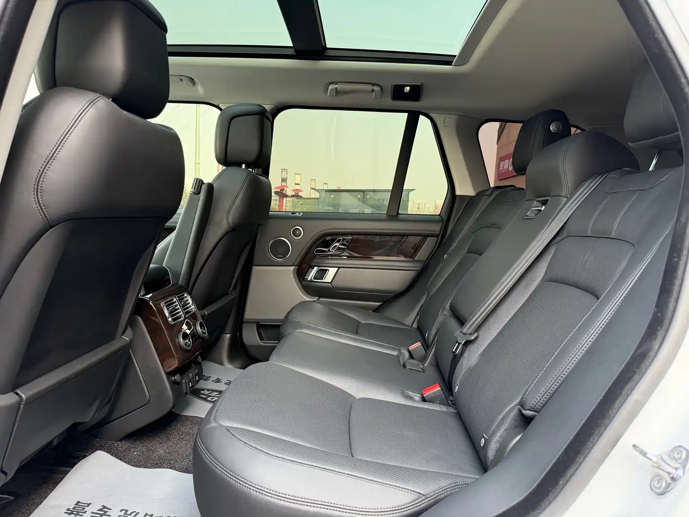 Land Rover Range Rover 2020 3.0 L6 Heritage Edition фото 6