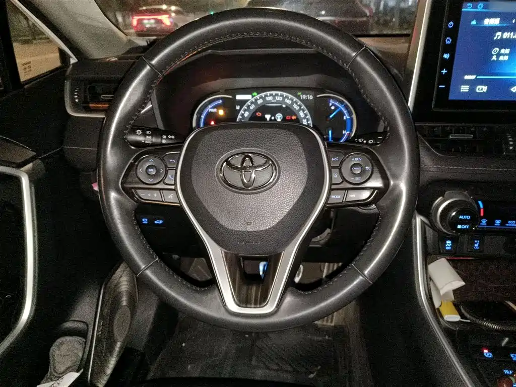 Toyota RAV4 Rongfang 2020 Hybrid 2.5L E-CVT AWD Flagship Edition фото 3