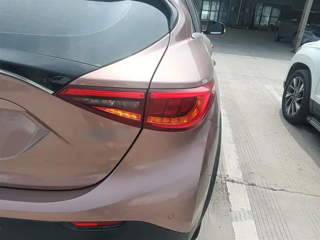 Infiniti QX30 2018 2017 1.6T 2WD Fashion Edition