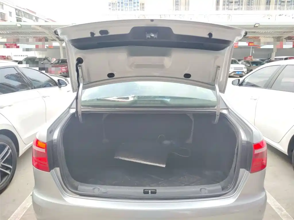 Volkswagen Lavida 2013 Facelift Classic 1.6L Automatic Comfort фото 16