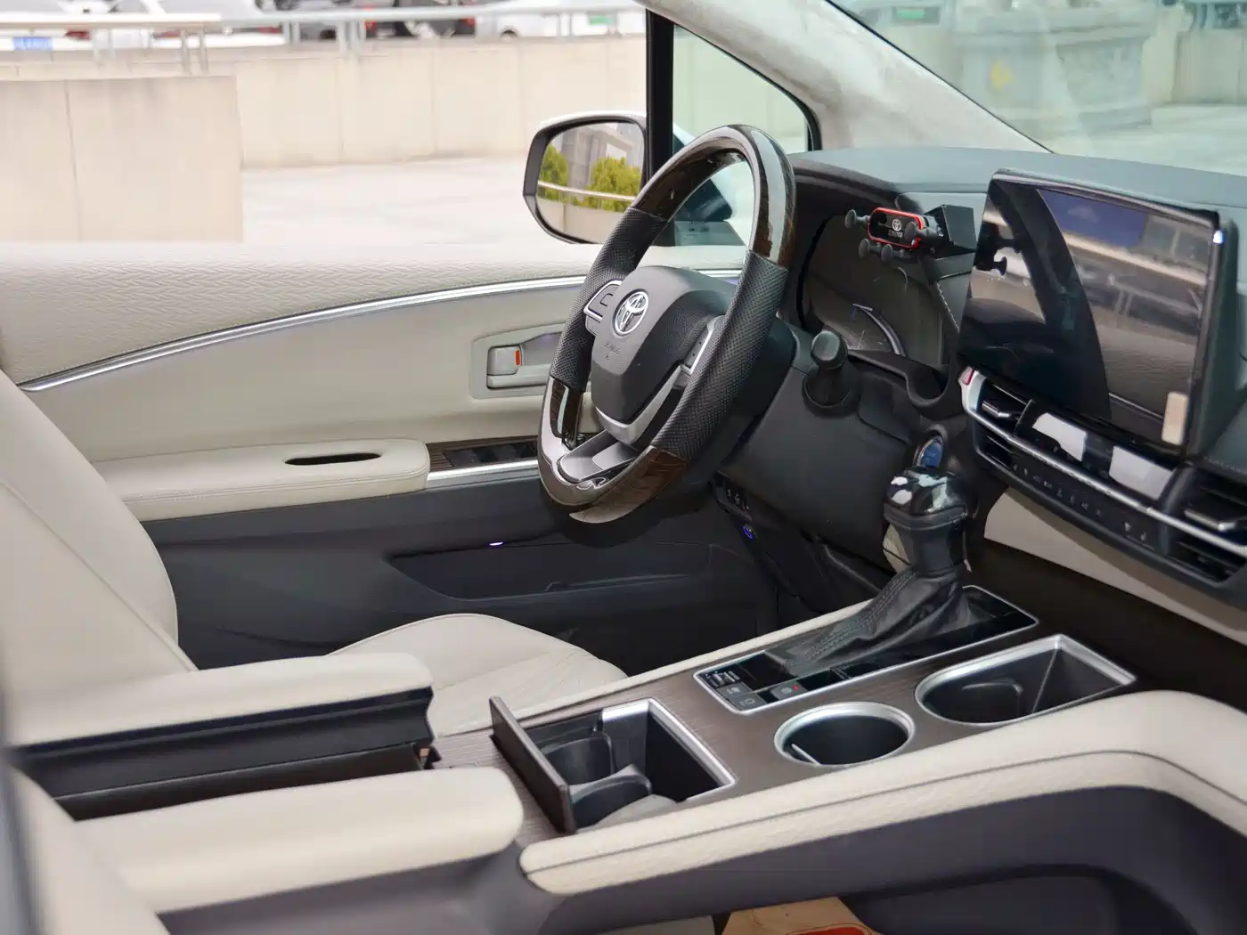 Toyota Sienna 2021 2.5L Hybrid Premium Edition фото 16