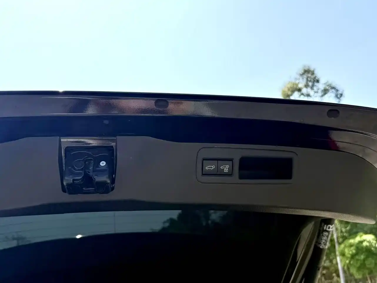 Toyota Venza 2023 2.0L CVT FWD Premium фото 21