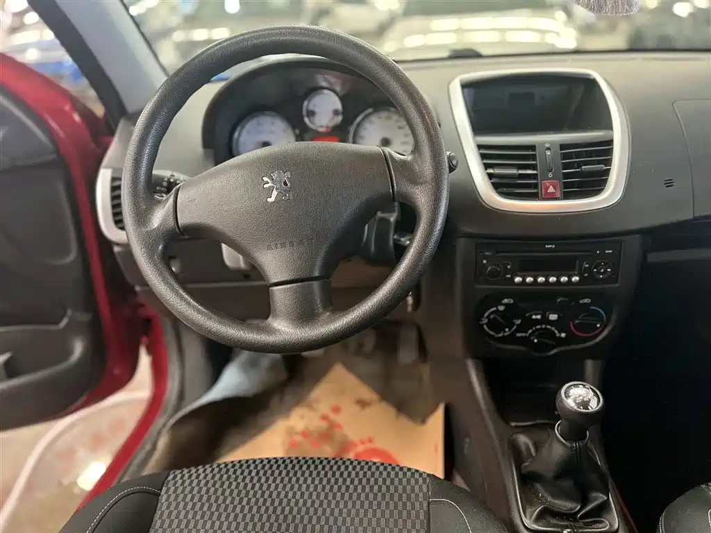 Peugeot 207 2011 Sedan 1.4L Manual Pinle Edition фото 9
