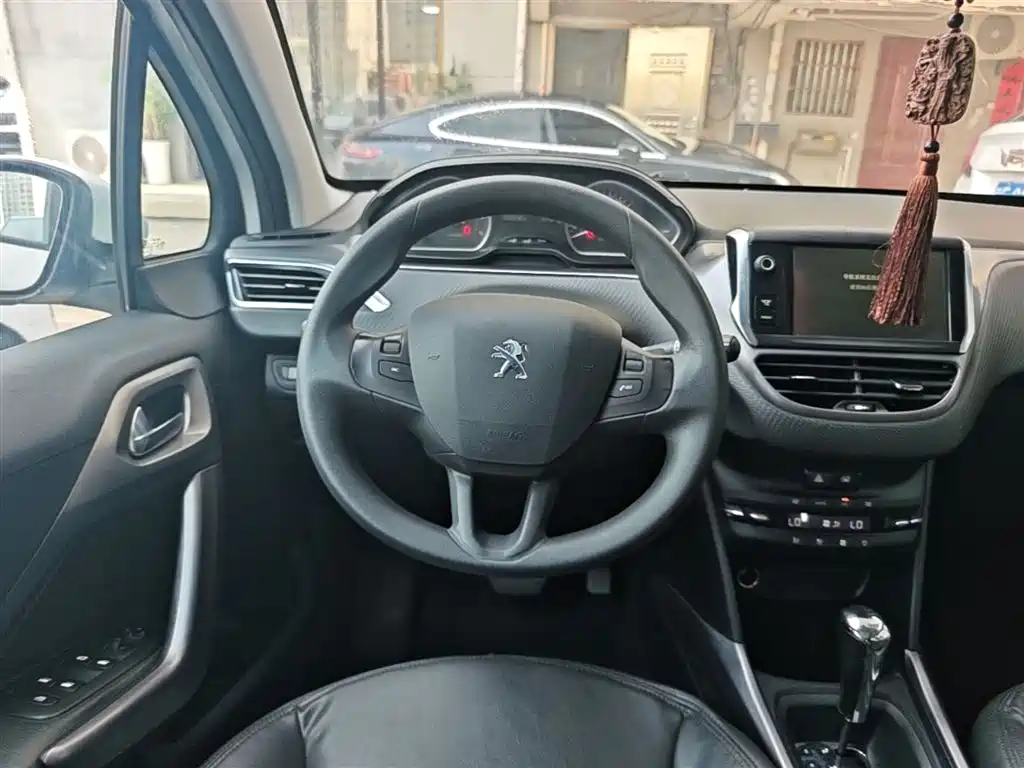 Peugeot 2008 2014 1.6L Automatic Fashion Edition фото 11