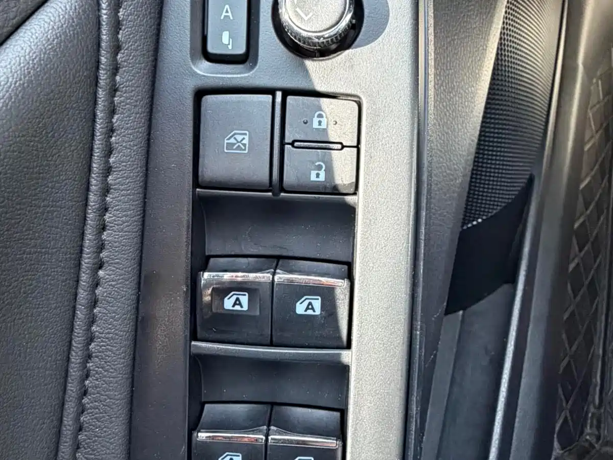 Toyota Avalon 2023 Hybrid 2.5L Luxury Edition фото 16