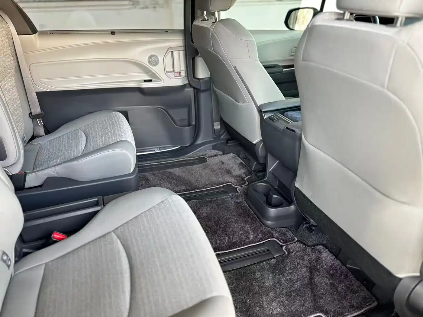 Toyota Sienna 2023 2.5L Hybrid Comfort Edition фото 17
