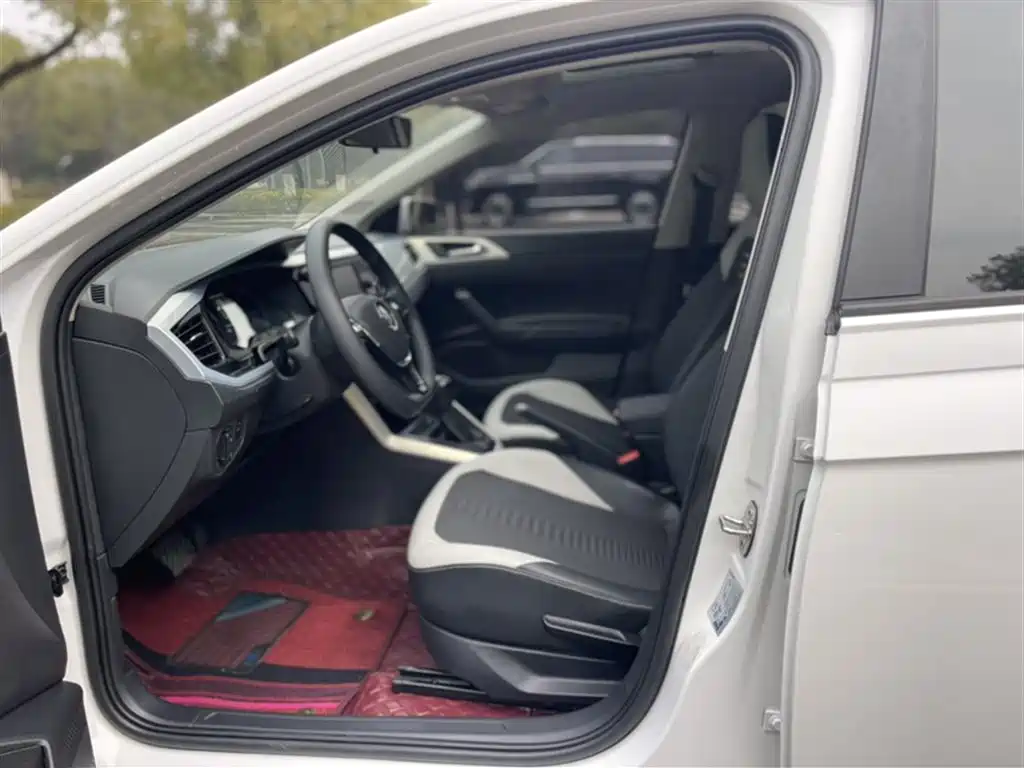 VOLKSWAGEN POLO