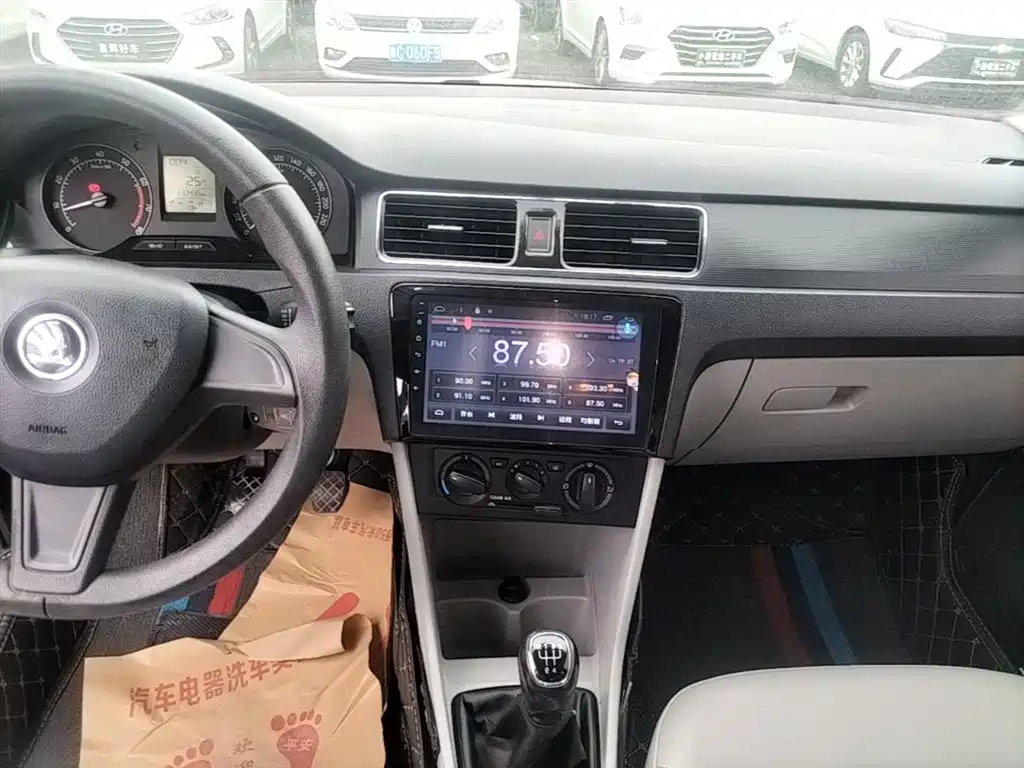 Škoda Rapid 2016 1.6L Manual Pioneer Edition фото 13