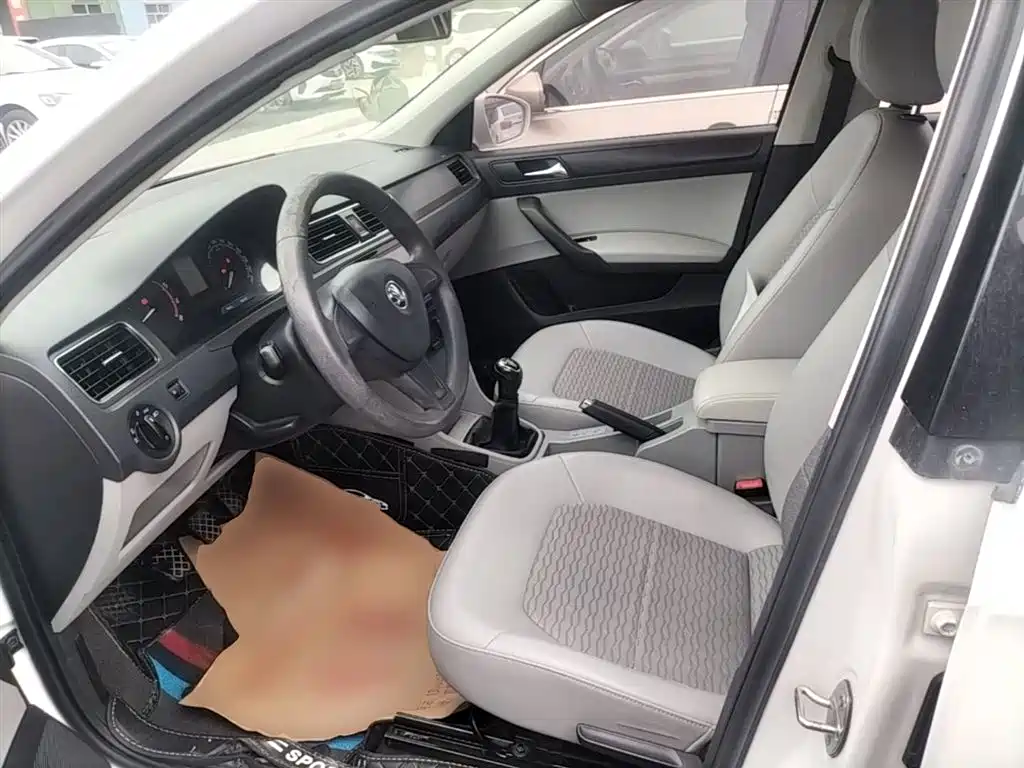 Škoda Rapid 2016 1.6L Manual Pioneer Edition фото 15