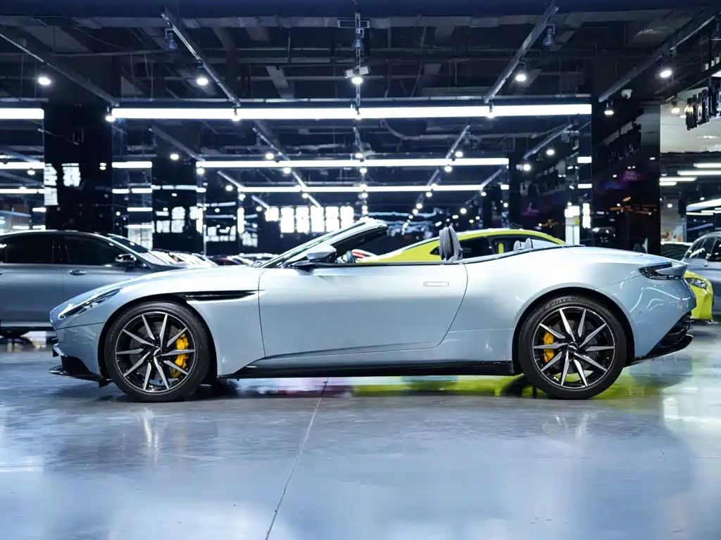 Фото 4 - Aston Martin DB11