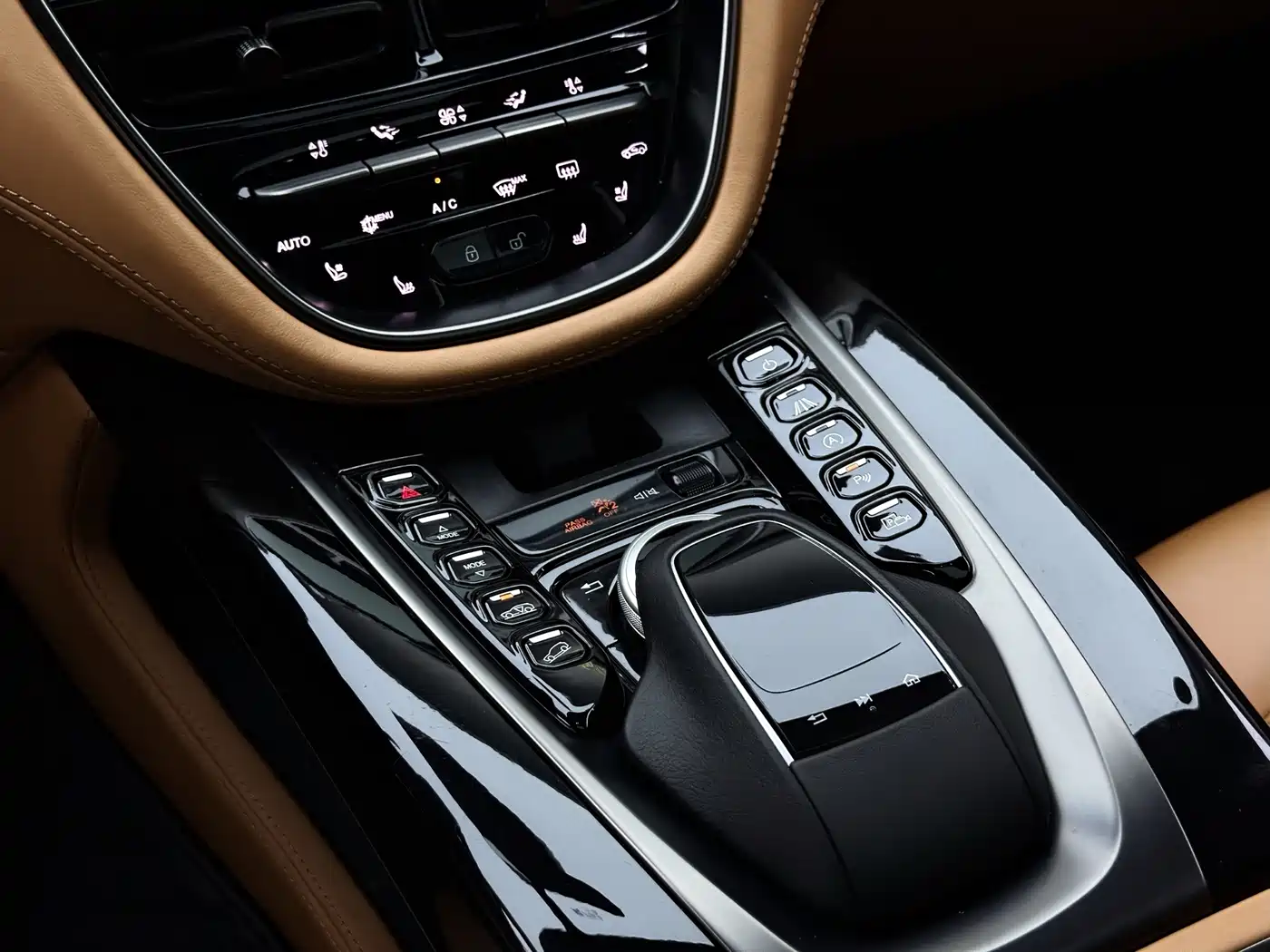 Фото 18 - Aston Martin DBX