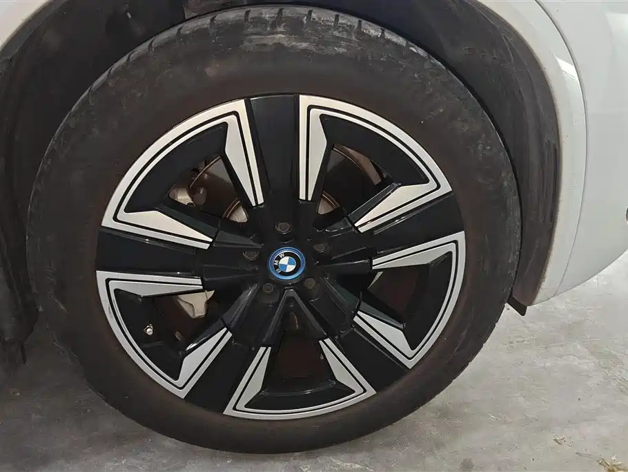BMW iX3 2024 Leading Edition фото 6