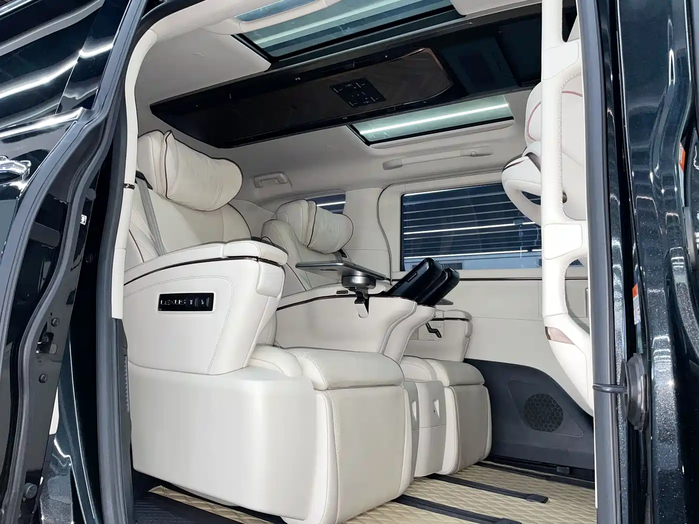Lexus LM 2023 500h 6-Seater Prestige Edition фото 11