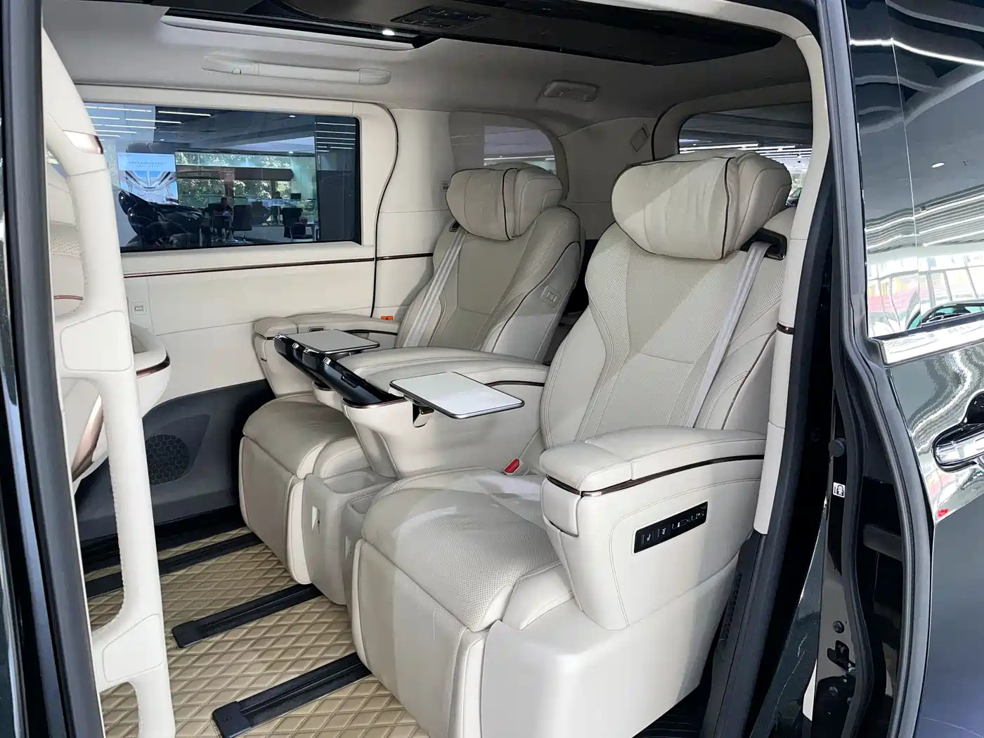 Lexus LM 2023 500h 6-Seater Prestige Edition фото 13