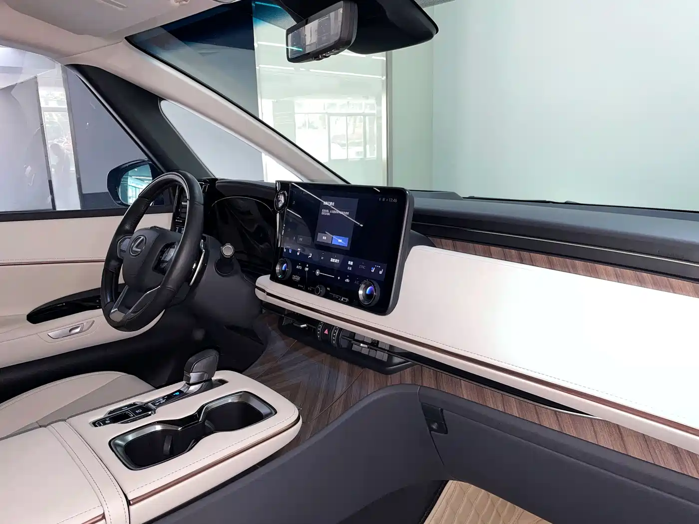 Lexus LM 2023 500h 6-Seater Prestige Edition фото 5