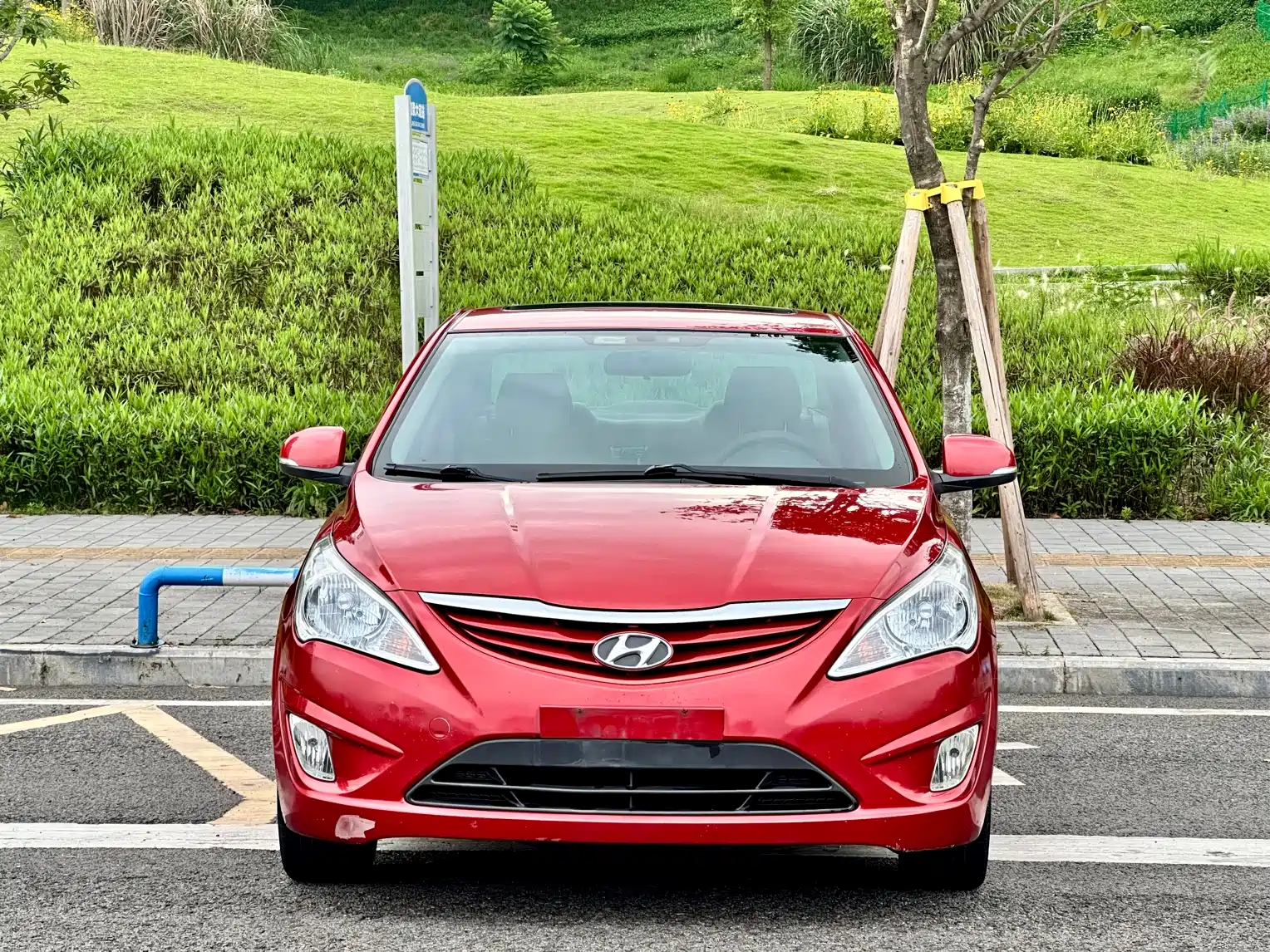 Photo 2 - Hyundai Verna
