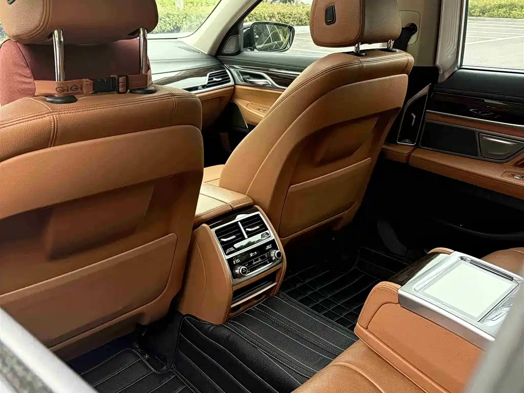 BMW 7 Series 2016 730Li Leading фото 12