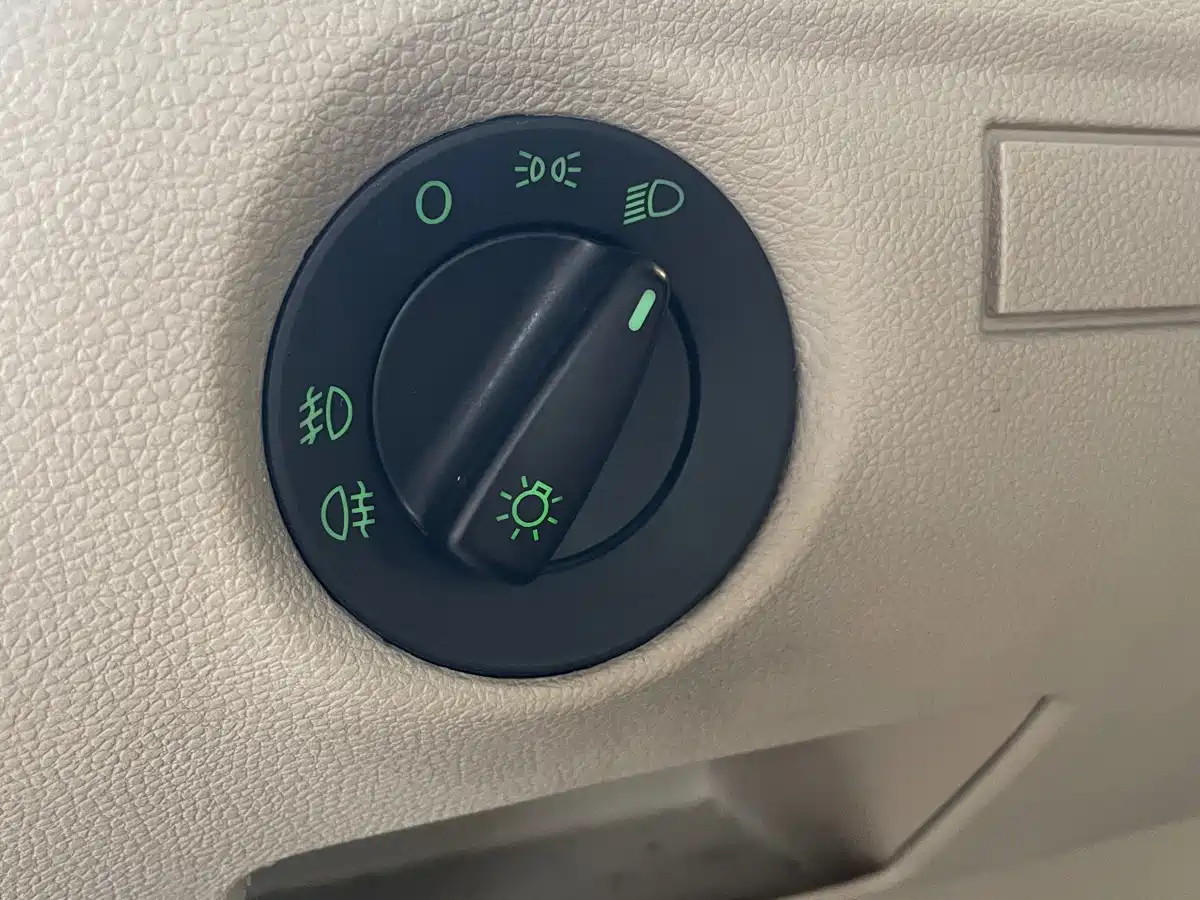 Škoda Fabia 2011 1.4L Automatic Crystal Edition фото 14