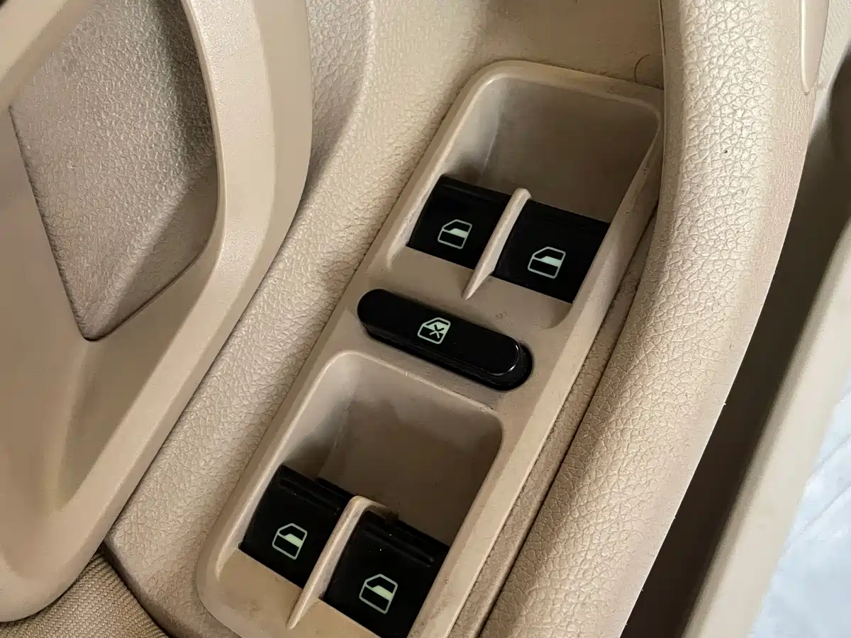 Škoda Fabia 2011 1.4L Automatic Crystal Edition фото 13
