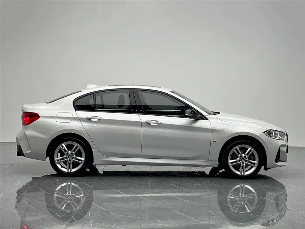 BMW 1 Series 2021 120i M Sport Shadow Edition фото 7
