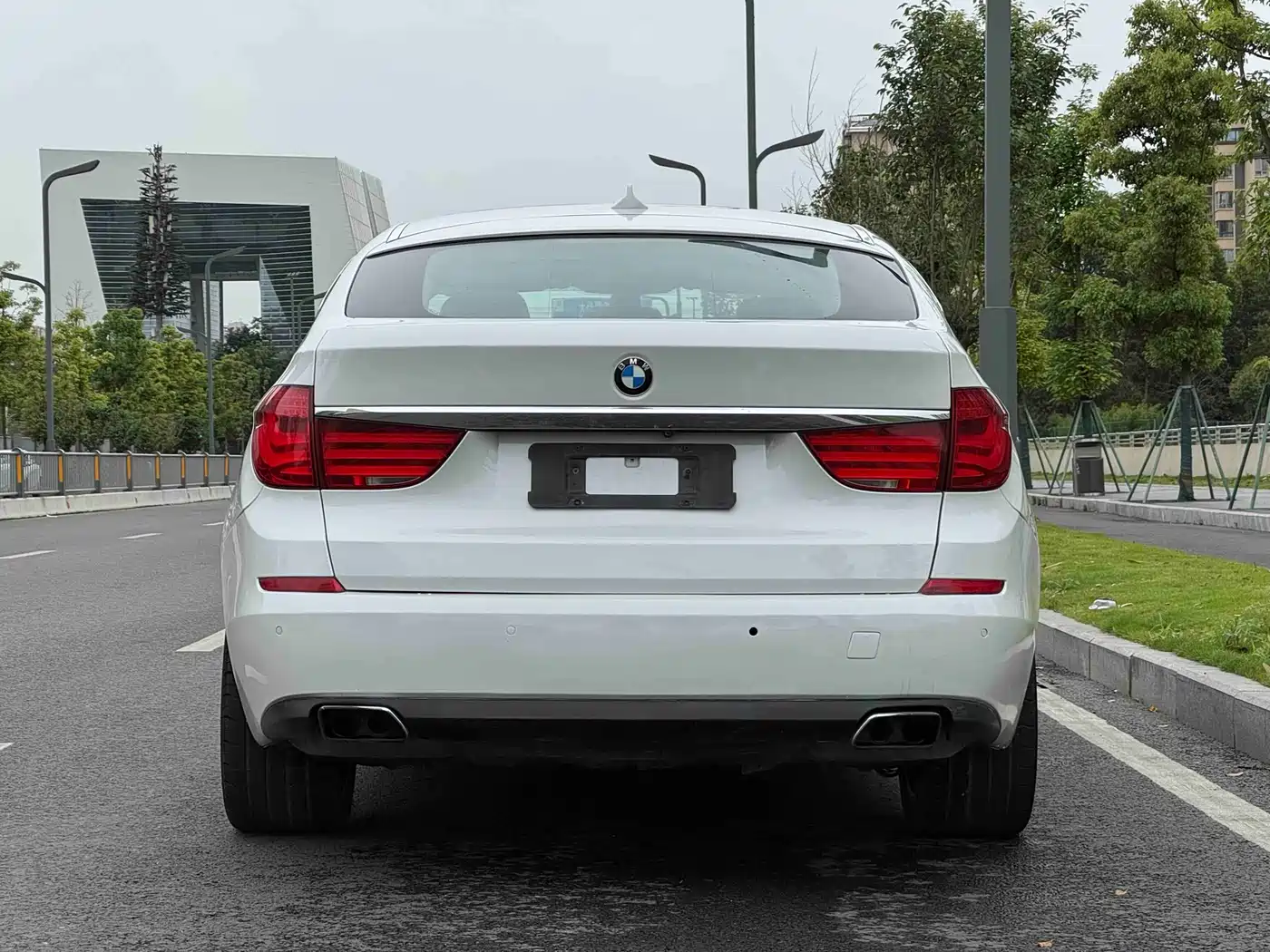 BMW 5 Series GT 2011 535i xDrive Luxury Model фото 15