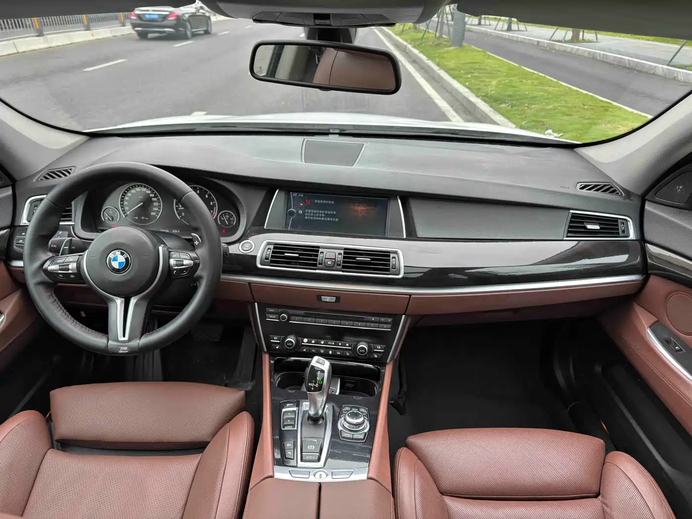 BMW 5 Series GT 2011 535i xDrive Luxury Model фото 6