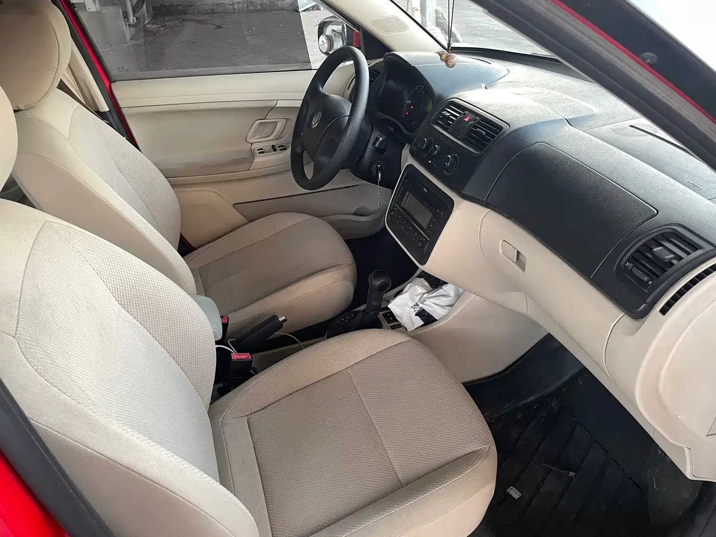 Škoda Fabia 2011 1.4L Automatic Crystal Edition фото 6