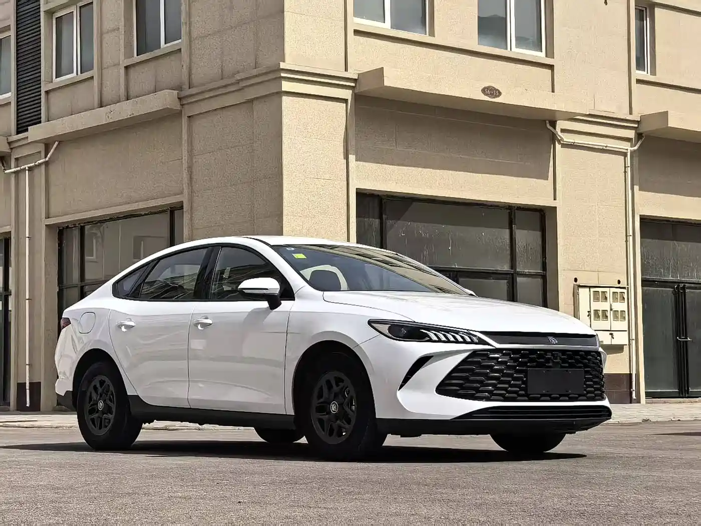 BYD Qin PLUS 2025 DM-i Smart Drive 55KM Leader фото 3