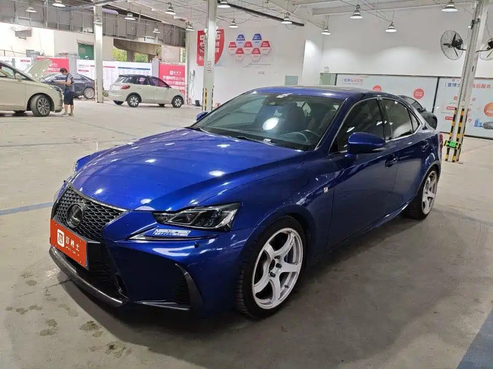 Фото 1 - Lexus IS