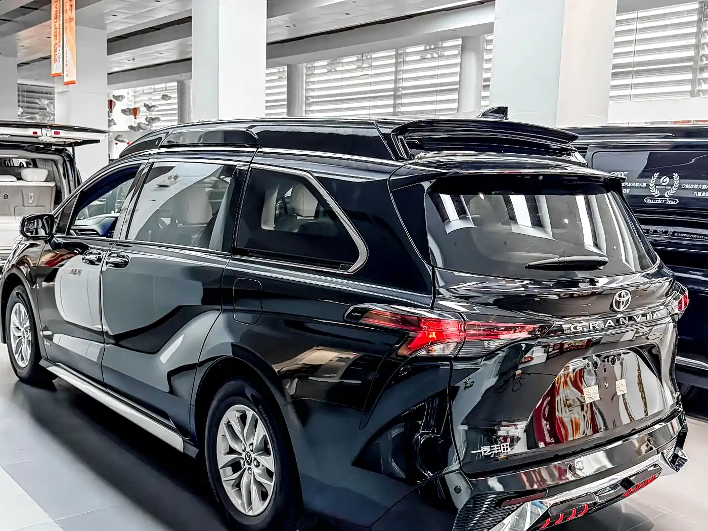 Toyota Granvia 2024 2.5L Hybrid Comfort фото 3