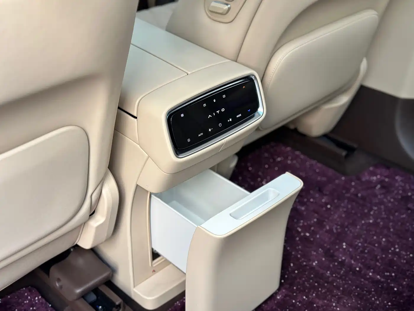 AITO Wenjie AITO M9 2024 Extended Range Ultra 42kWh 6-Seater фото 14