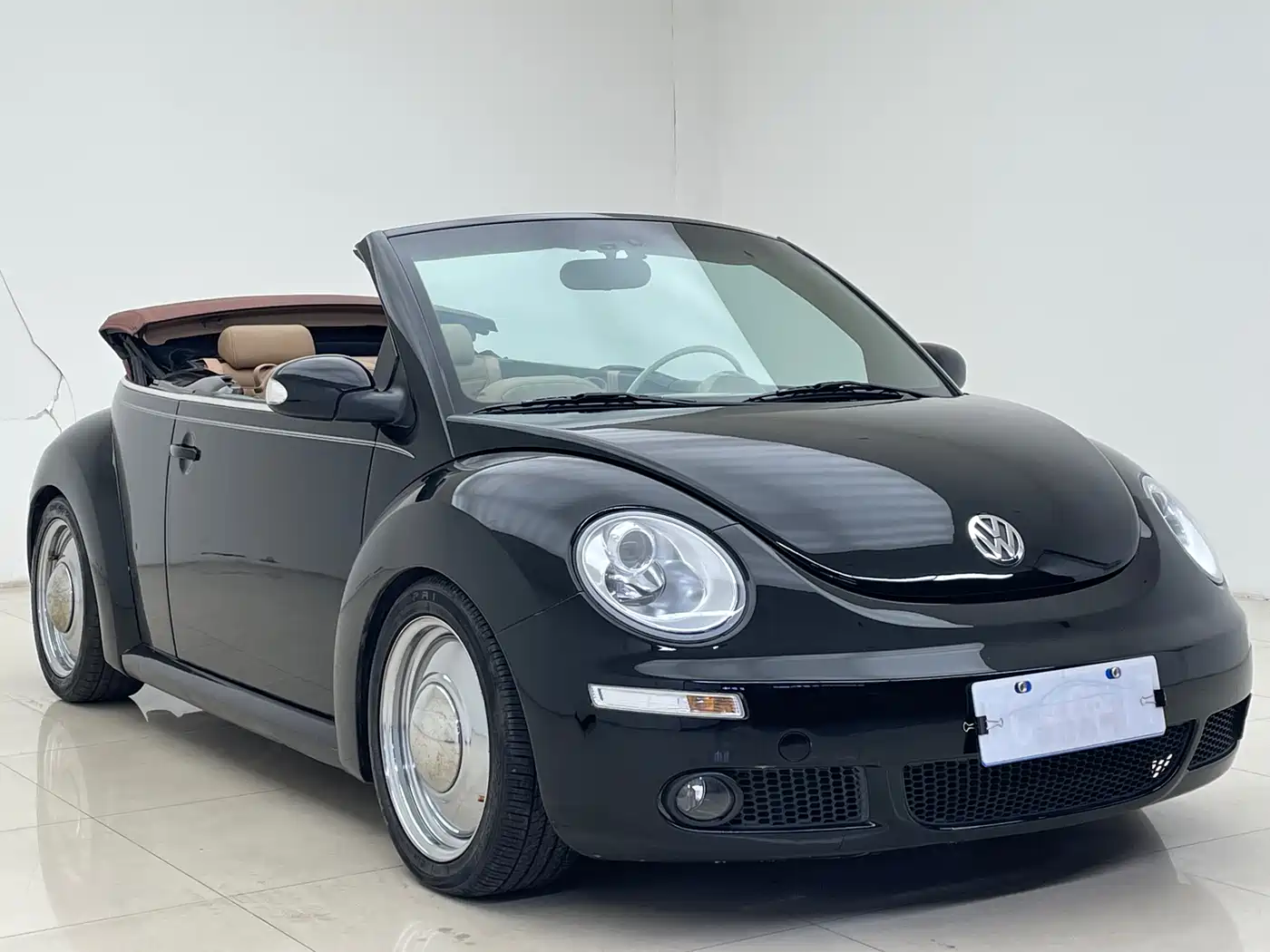 Volkswagen Beetle 2006 Model 2.0 Convertible Luxury Edition фото 6